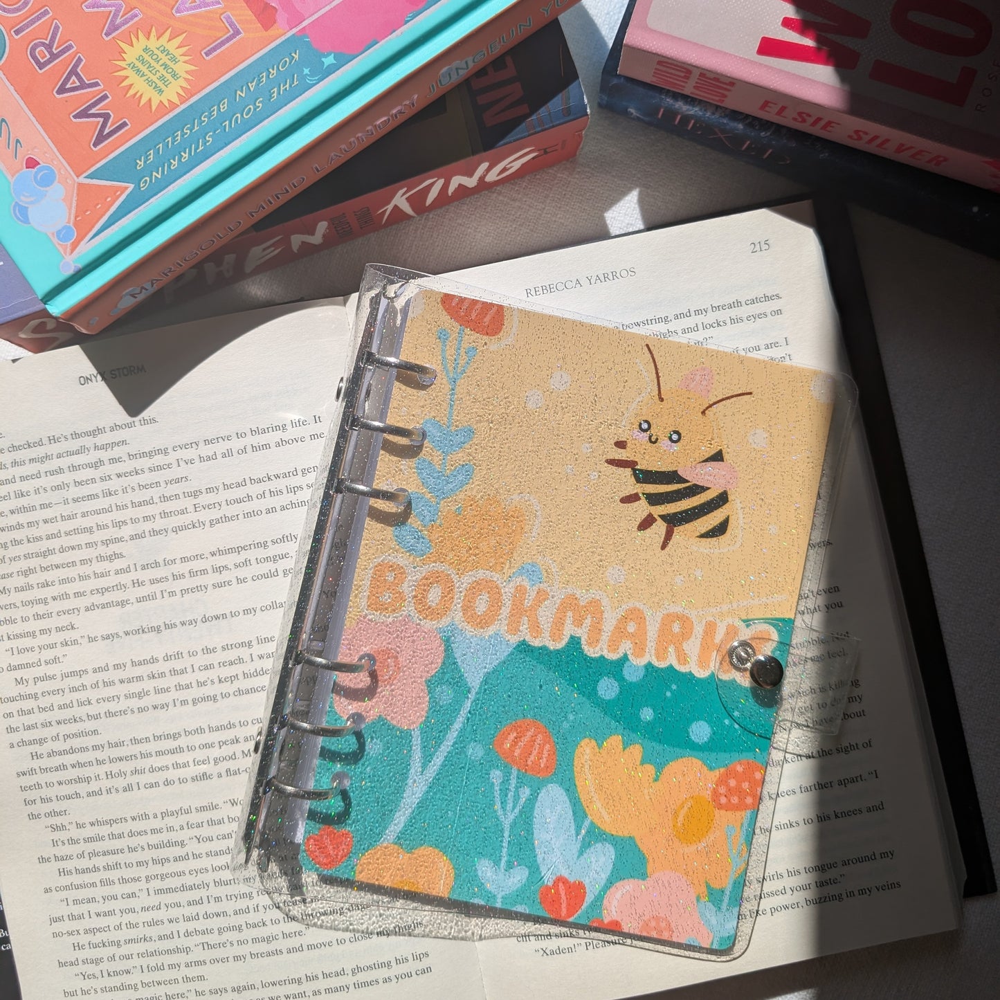 BEE - BOOKMARK BINDER (+ 4 BOOKMARKS)