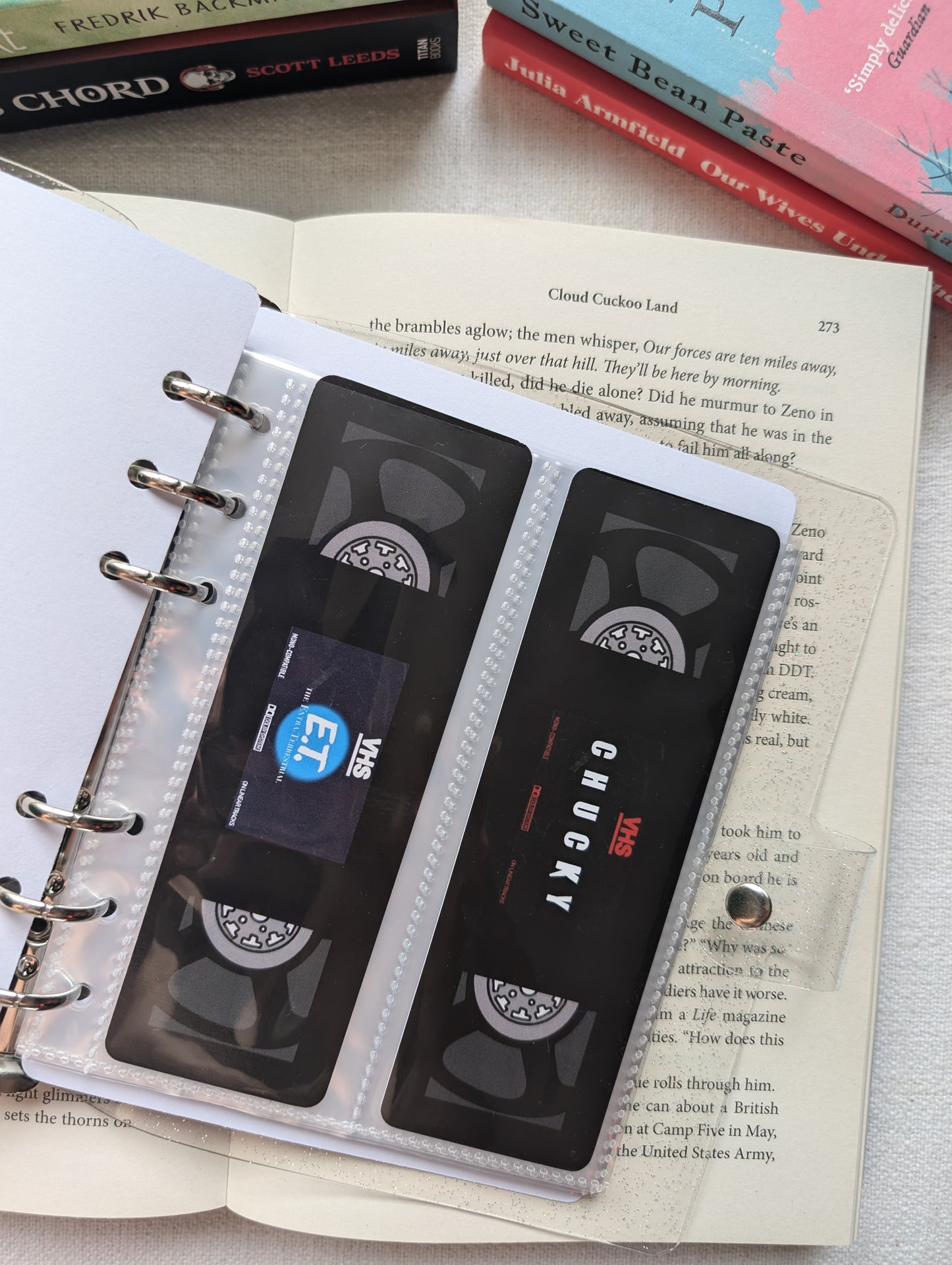 VHS - BOOKMARK BINDER (+ 4 BOOKMARKS)