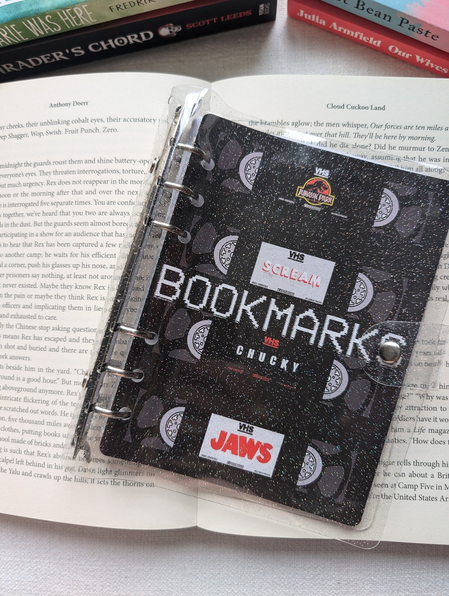 VHS - BOOKMARK BINDER (+ 4 BOOKMARKS)