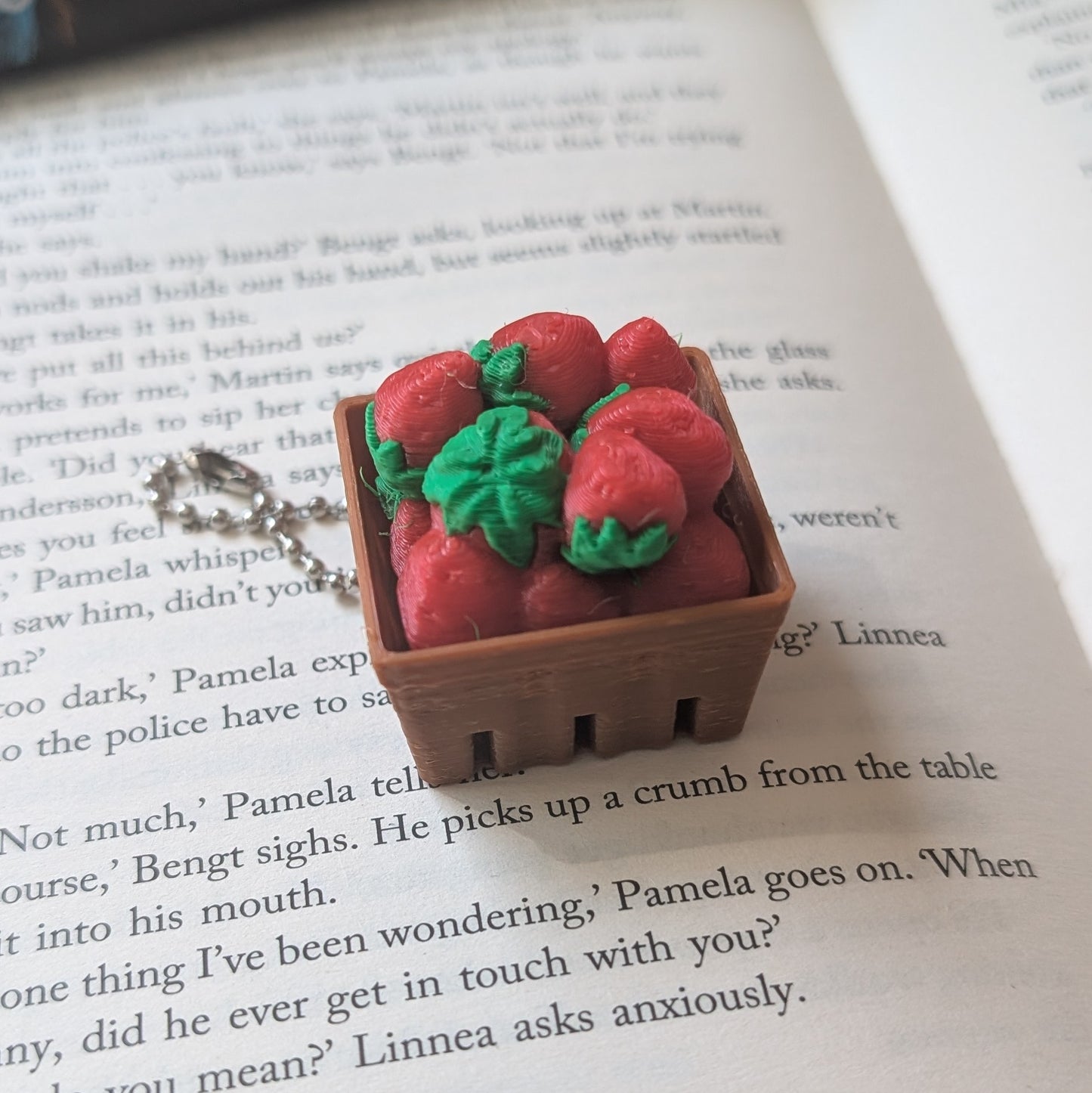 STRAWBERRY BASKET - CLICKER KEYCHAIN