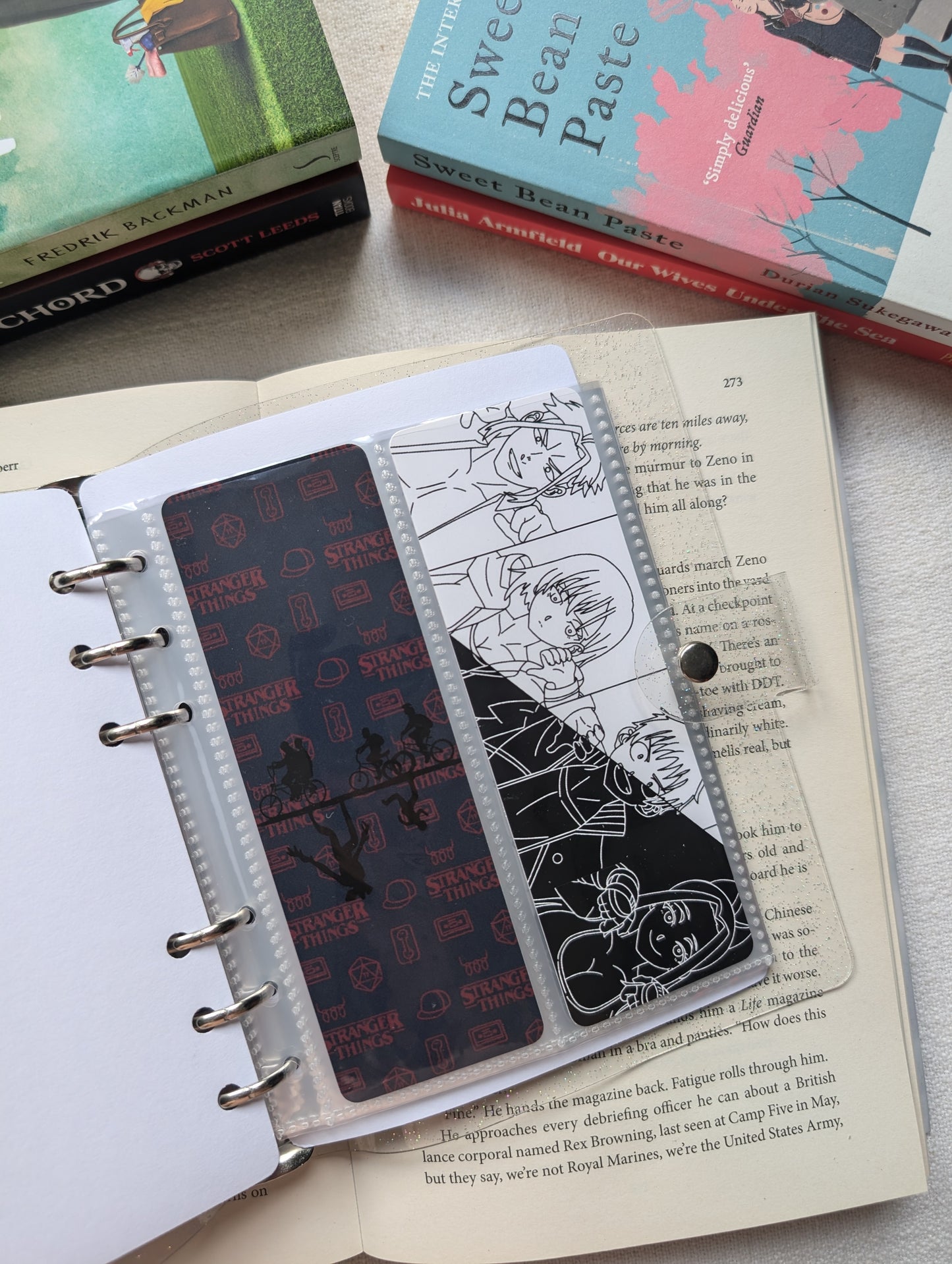 UPSIDE DOWN - BOOKMARK BINDER (+ 4 BOOKMARKS)