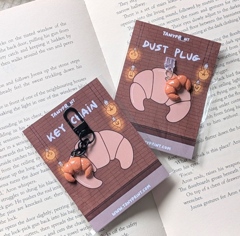 CROISSANT - DUST PLUG/ KEYCHAIN