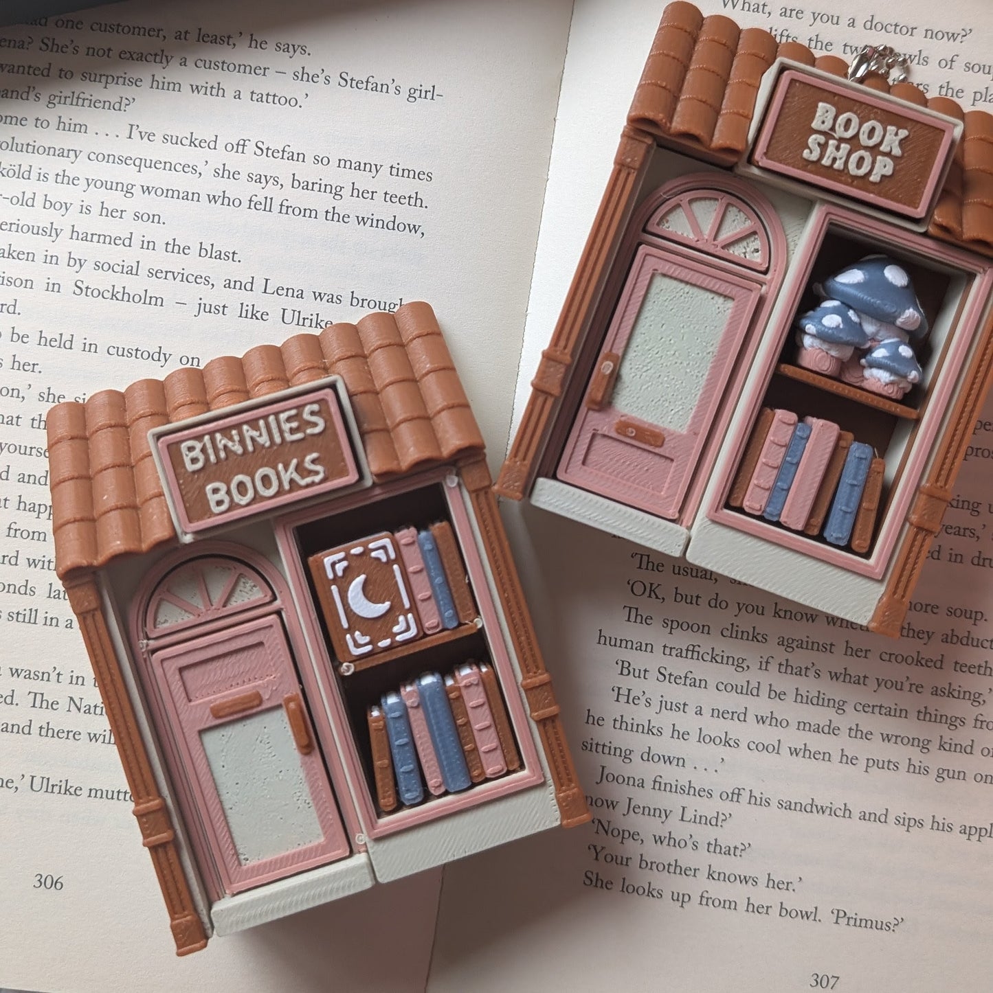 BOOK SHOP CLICKER - KEYCHAINS
