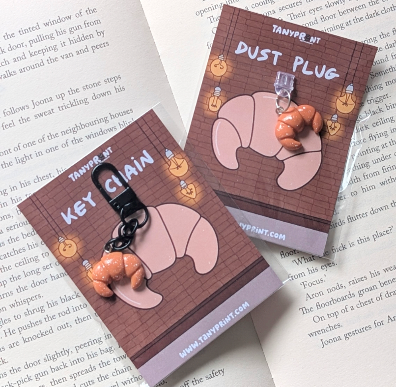 CROISSANT - DUST PLUG/ KEYCHAIN